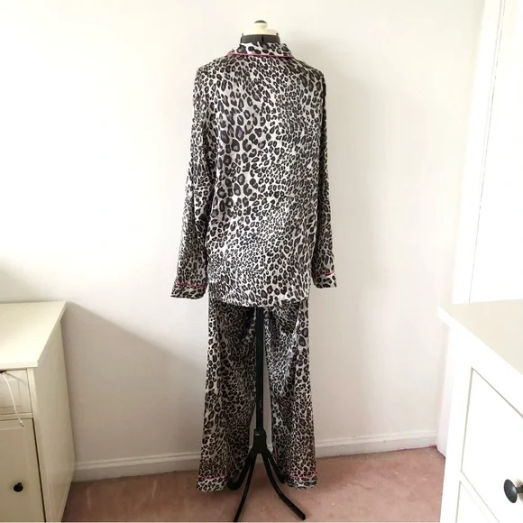 2000s Victoria Secret snow leopard satin pajama set sz M